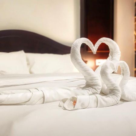 Arya Suites Patong Beach Bagian luar foto