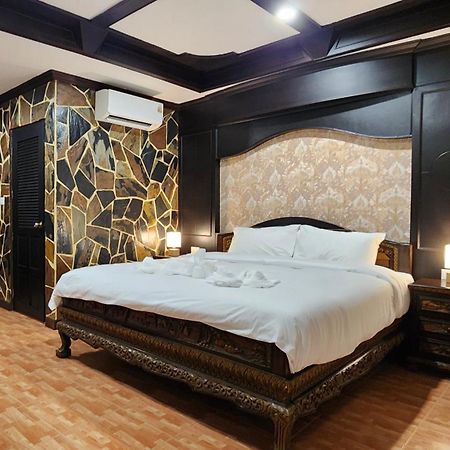 Arya Suites Patong Beach Bagian luar foto
