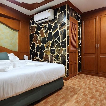 Arya Suites Patong Beach Bagian luar foto