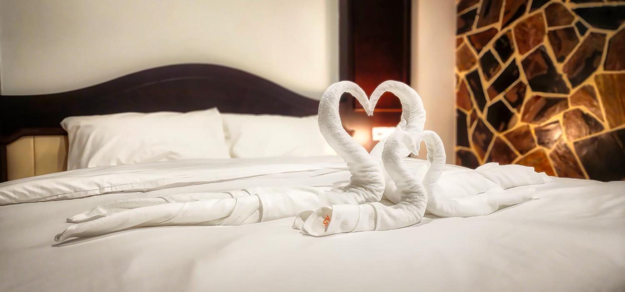 Arya Suites Patong Beach Bagian luar foto