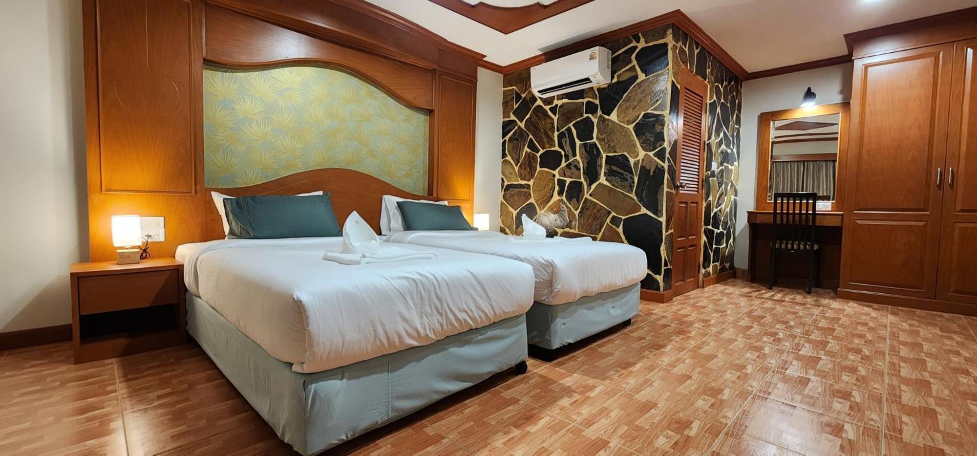 Arya Suites Patong Beach Bagian luar foto