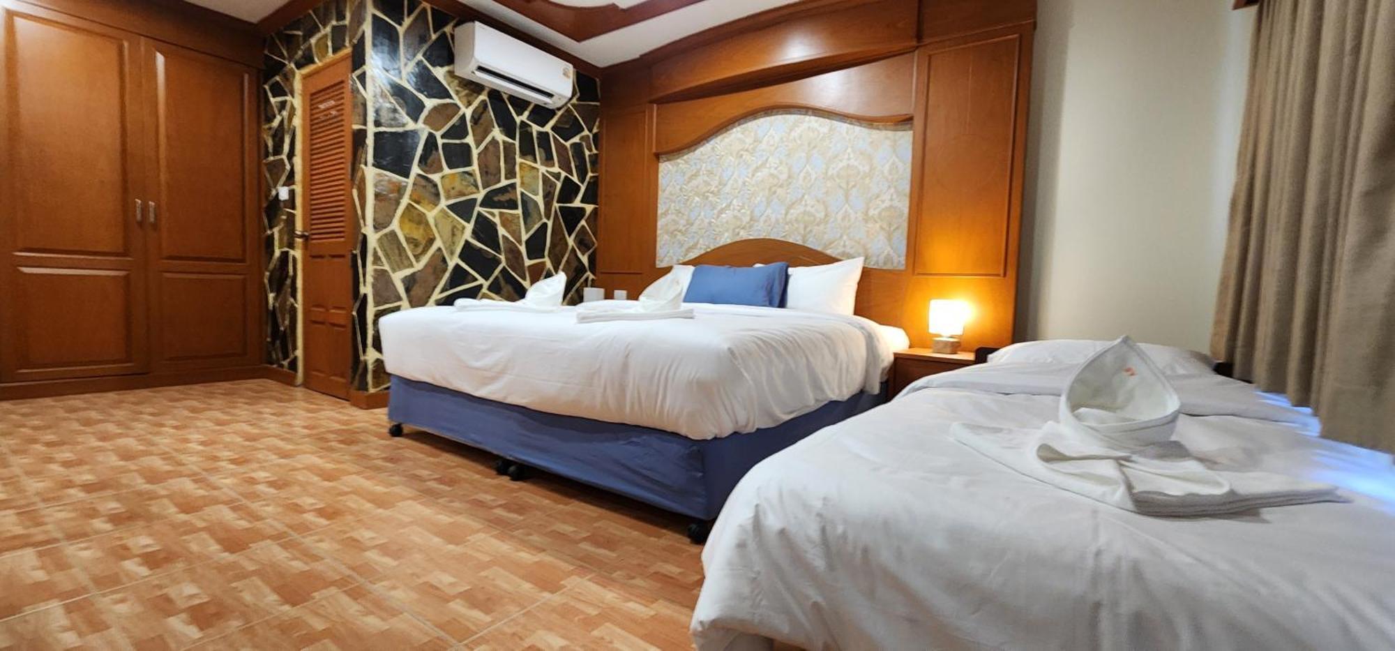 Arya Suites Patong Beach Bagian luar foto