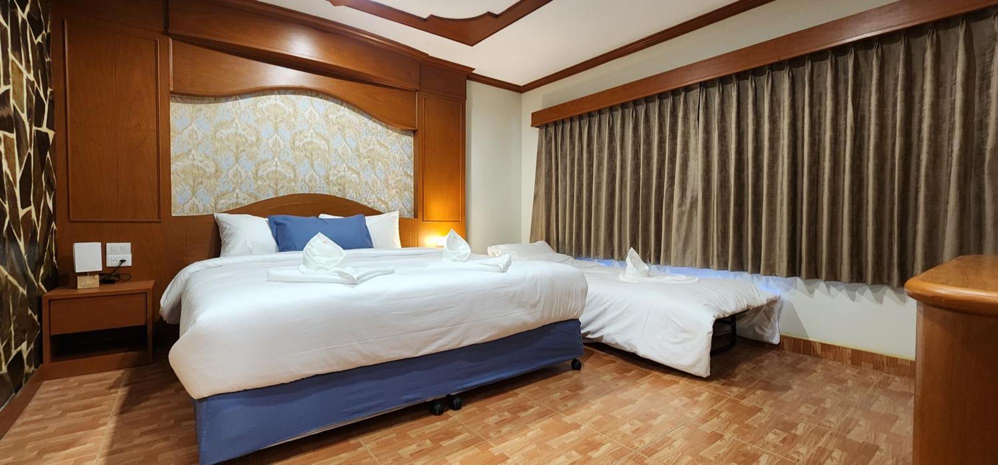 Arya Suites Patong Beach Bagian luar foto