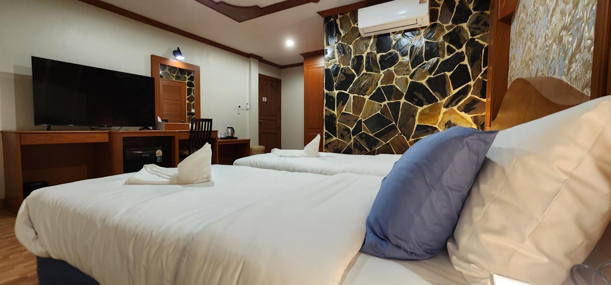 Arya Suites Patong Beach Bagian luar foto