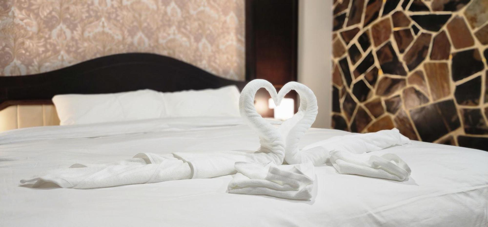 Arya Suites Patong Beach Bagian luar foto