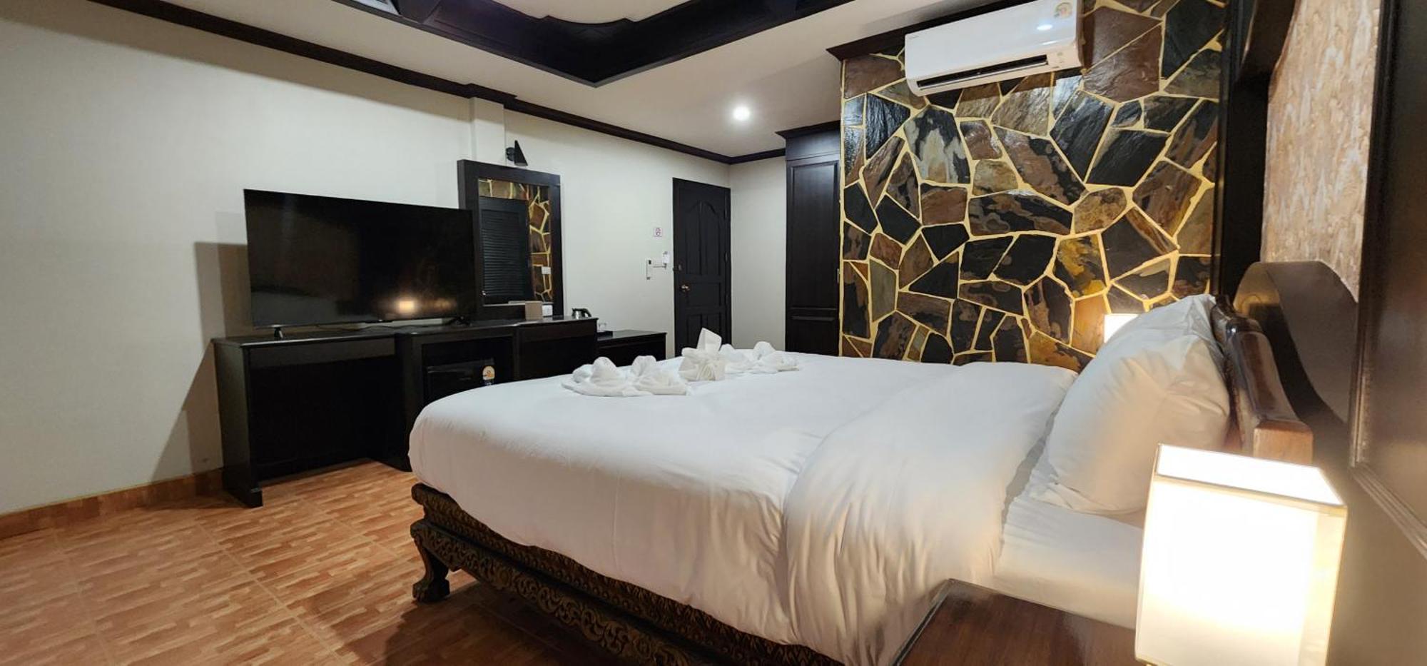 Arya Suites Patong Beach Bagian luar foto