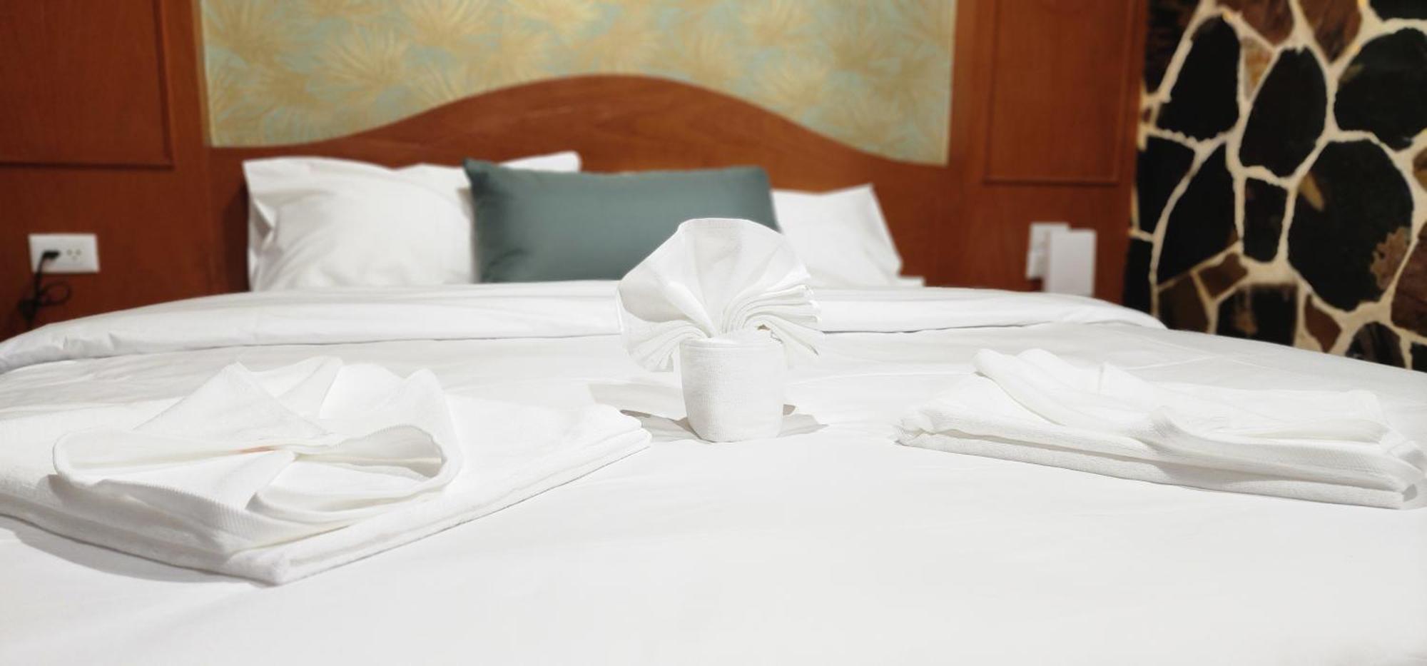 Arya Suites Patong Beach Bagian luar foto