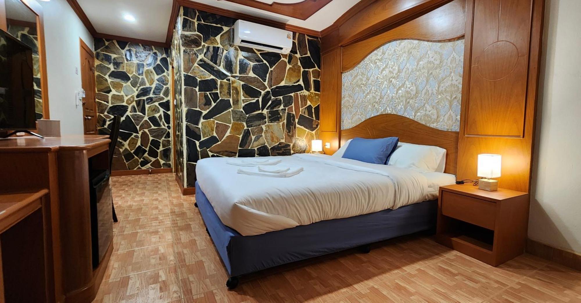 Arya Suites Patong Beach Bagian luar foto