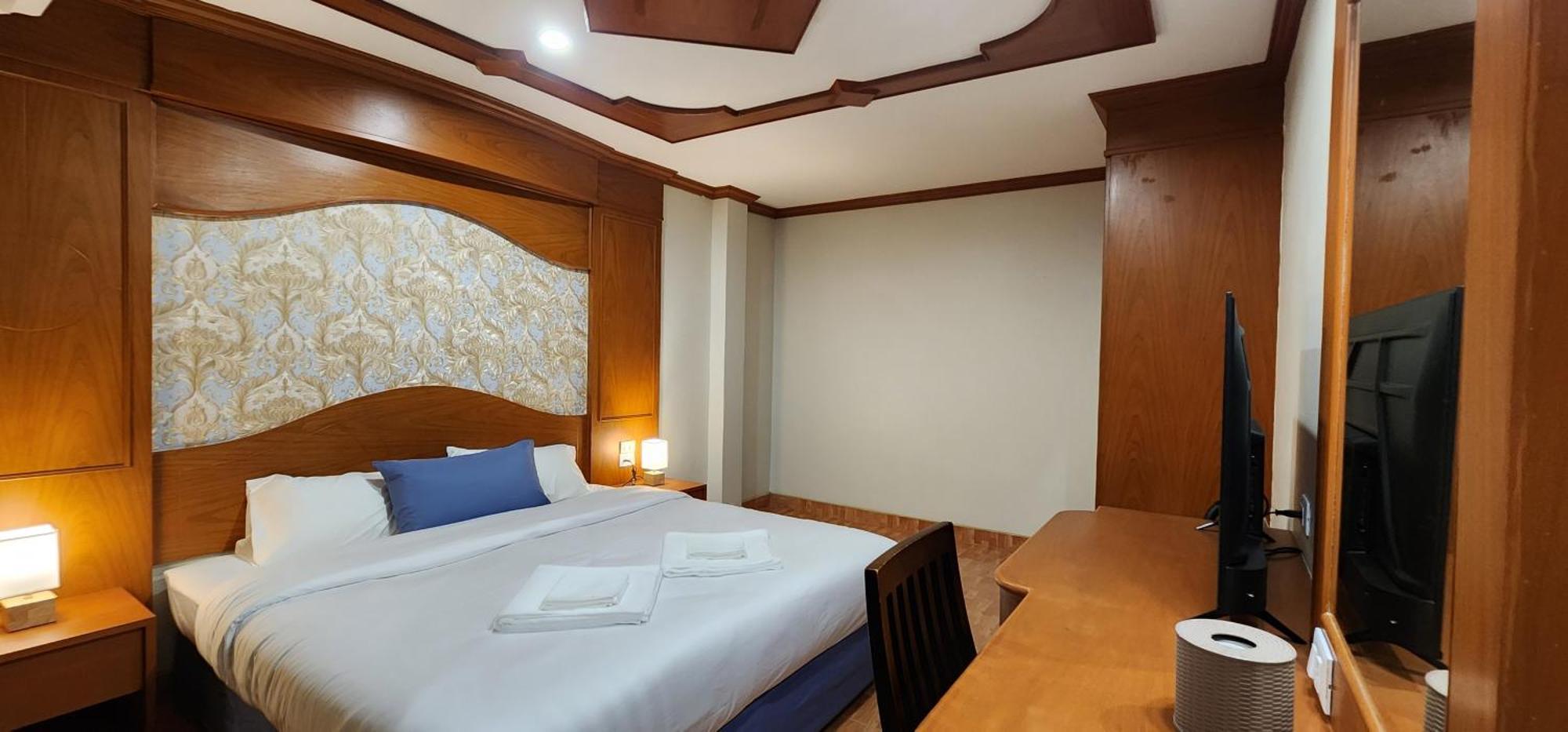 Arya Suites Patong Beach Bagian luar foto