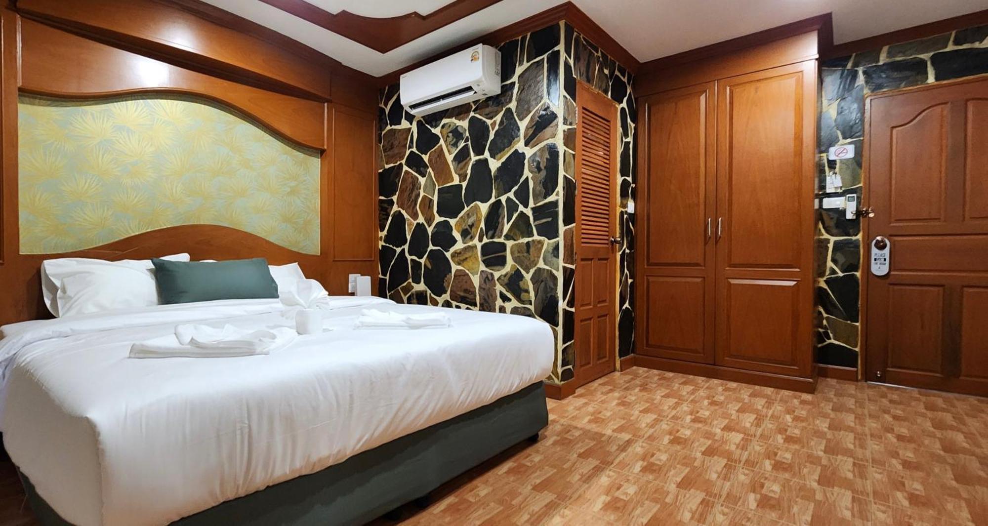 Arya Suites Patong Beach Bagian luar foto