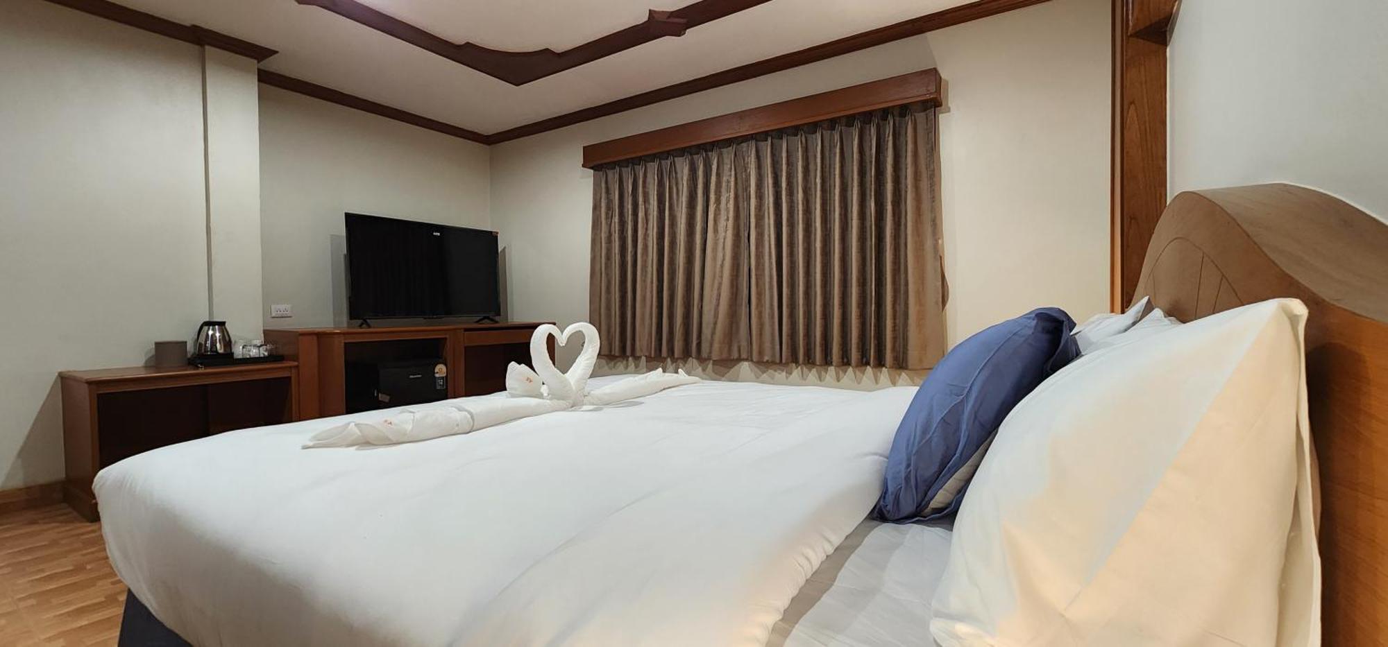 Arya Suites Patong Beach Bagian luar foto